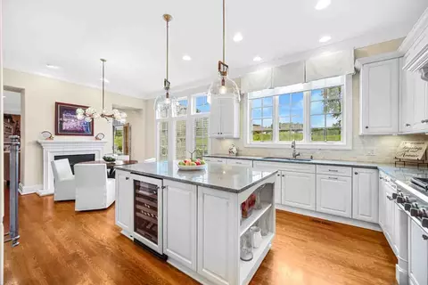 Kitchen - 10 Willowcrest Dr, Oak Brook, IL 60523 photo 2 of 3
