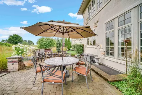 Exterior - 10 Willowcrest Dr, Oak Brook, IL 60523 photo 7 of 8
