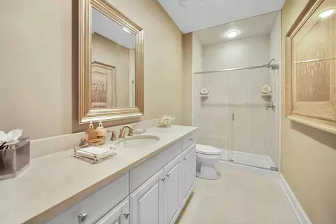 Bath - 10 Willowcrest Dr, Oak Brook, IL 60523 photo 2 of 5