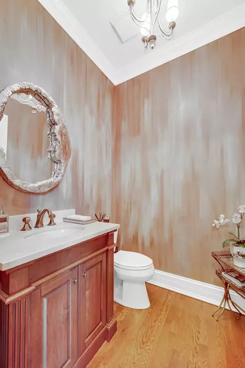 Bath - 10 Willowcrest Dr, Oak Brook, IL 60523 photo 1 of 5