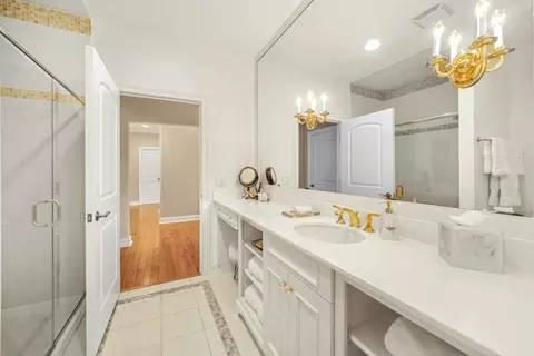 Bath - 10 Willowcrest Dr, Oak Brook, IL 60523 photo 3 of 5