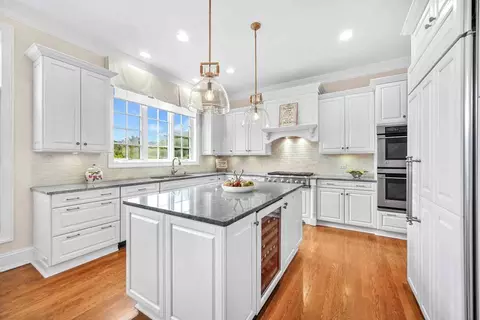 Kitchen - 10 Willowcrest Dr, Oak Brook, IL 60523 photo 1 of 3