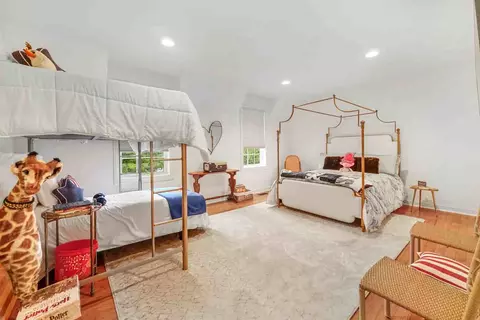 Bedroom - 10 Willowcrest Dr, Oak Brook, IL 60523 photo 2 of 5
