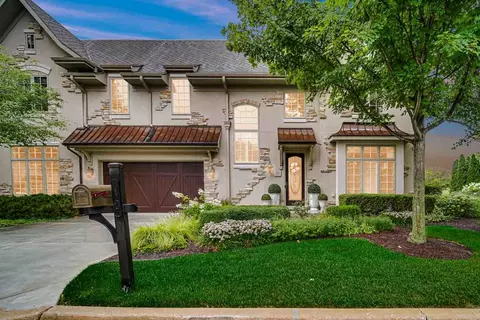 Exterior - 10 Willowcrest Dr, Oak Brook, IL 60523 photo 4 of 8