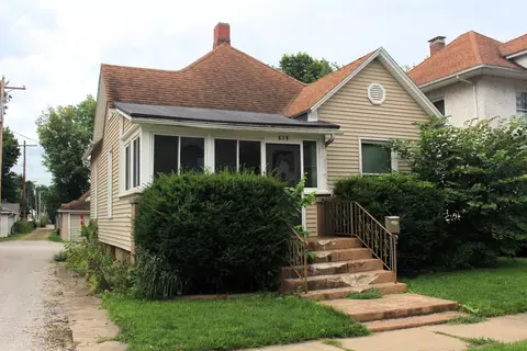 614 W Main St, Clinton, IL 61727