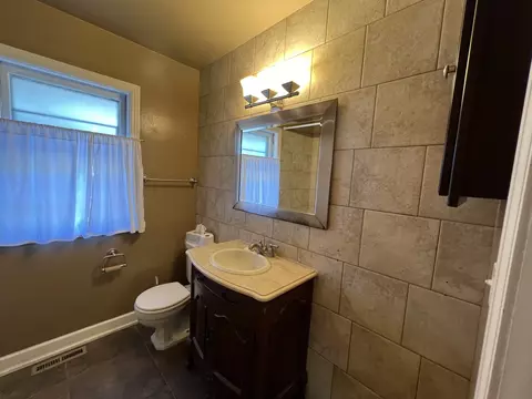 Bath - 107 S Lorraine Rd, Wheaton, IL 60187 photo 2 of 2