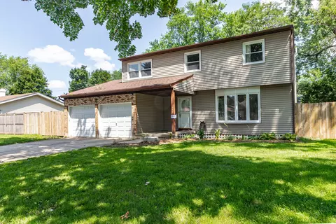 661 Eletson Dr, Crystal Lake, IL 60014