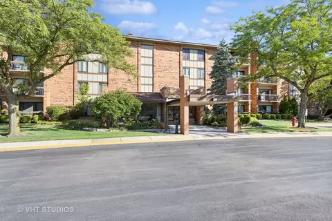 77 Lake Hinsdale Dr #312, Willowbrook, IL 60527
