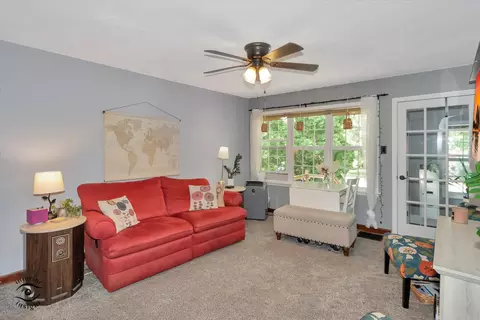 Living - 516 N 10th Ave, Kankakee, IL 60901 photo 2 of 2