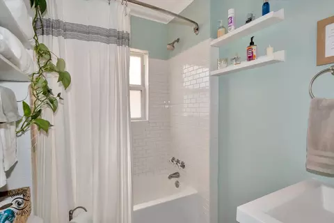 Bath - 516 N 10th Ave, Kankakee, IL 60901 photo 3 of 3