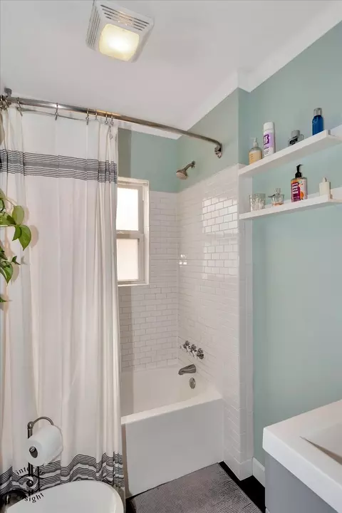 Bath - 516 N 10th Ave, Kankakee, IL 60901 photo 1 of 3