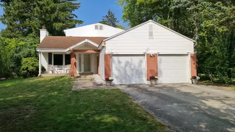 566 Earl Dr, Northfield, IL 60093