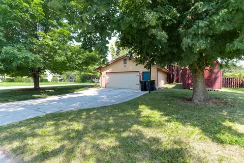 200 Bentley Dr, Normal, IL 61761 photo 42