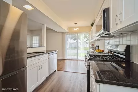 1312 Exeter Ct, Wheeling, IL 60090 photo 4