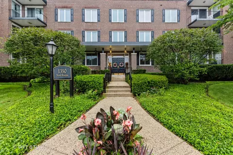1350 N Western Ave #303, Lake Forest, IL 60045