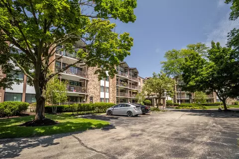 250 W Parliament Pl #408, Mount Prospect, IL 60056