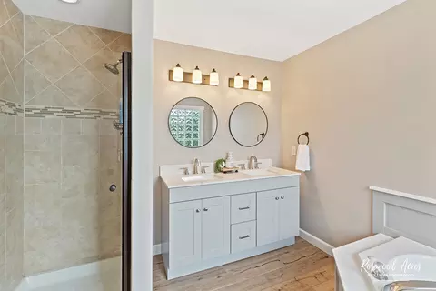 Bath - 2650 Mooregate Turn, Kankakee, IL 60901 photo 2 of 4