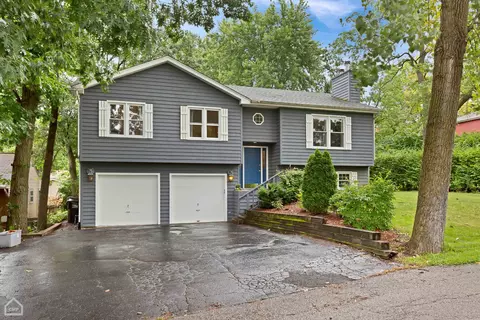 211 Lake Shore Dr, Oakwood Hills, IL 60013