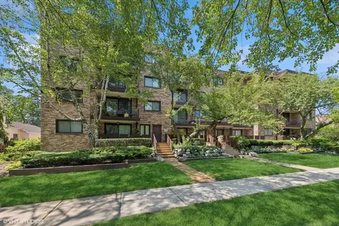 100 S Vail Ave #306, Arlington Heights, IL 60005