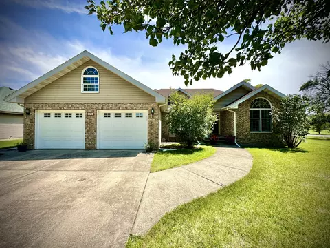 395 Twilight Dr, Morris, IL 60450