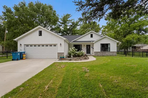 911 E North St, Monticello, IL 61856