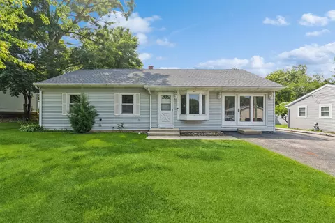 911 Hill Top Blvd, Mchenry, IL 60050