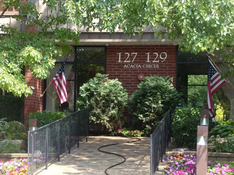 127 Acacia Cir #105, Indian Head Park, IL 60525