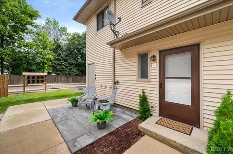 2 S713 Winchester Cir #4, Warrenville, IL 60555