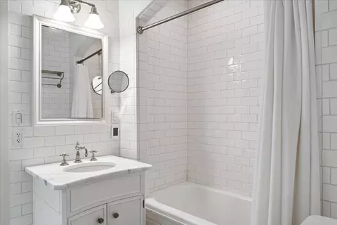 Bath - 126 Hazel Ave, Glencoe, IL 60022 photo 2 of 4
