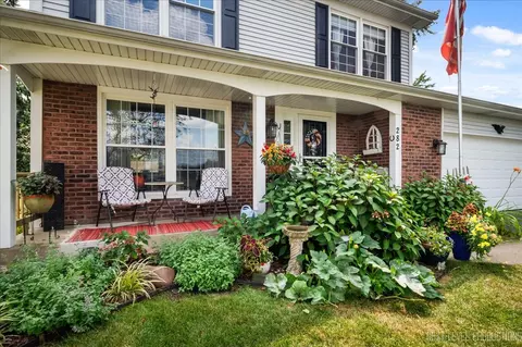 282 Springbrook Ln, Carol Stream, IL 60188