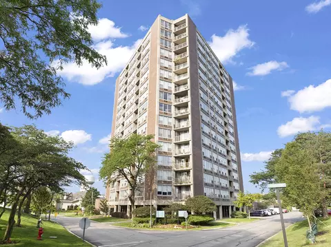 3925 Triumvera Dr #17F, Glenview, IL 60025