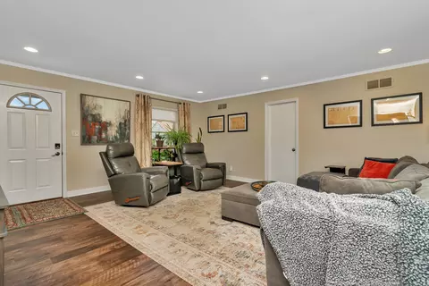 Living - 712 E Jefferson St, Morris, IL 60450 photo 1 of 3