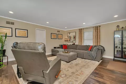 Living - 712 E Jefferson St, Morris, IL 60450 photo 2 of 3