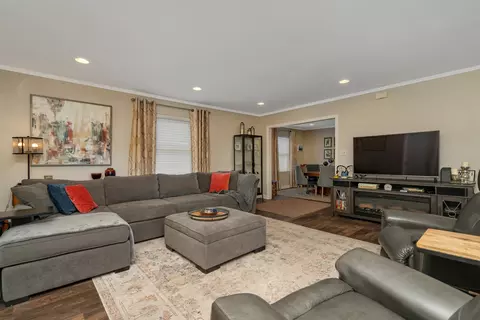 Living - 712 E Jefferson St, Morris, IL 60450 photo 3 of 3