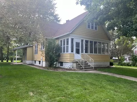 105 S Peck St, Gardner, IL 60424