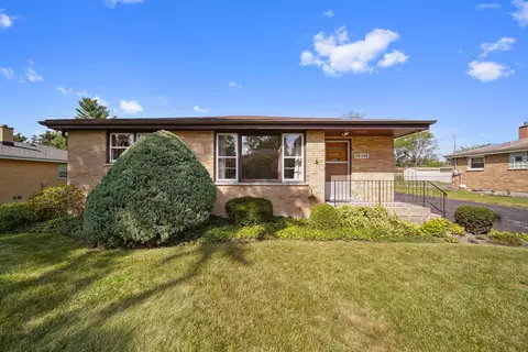 4 N258 6th Ave, Addison, IL 60101