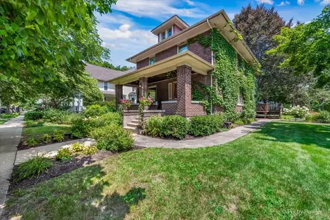 437 S 2nd St, West Dundee, IL 60118