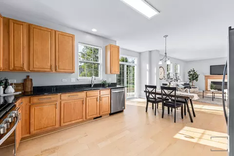755 Eagle Brook Ln, Naperville, IL 60565 photo 8