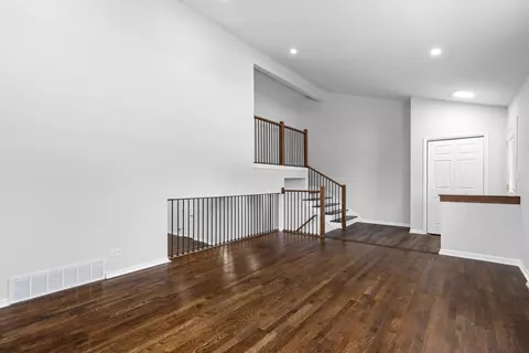 9417 Dee Rd, Des Plaines, IL 60016 photo 3