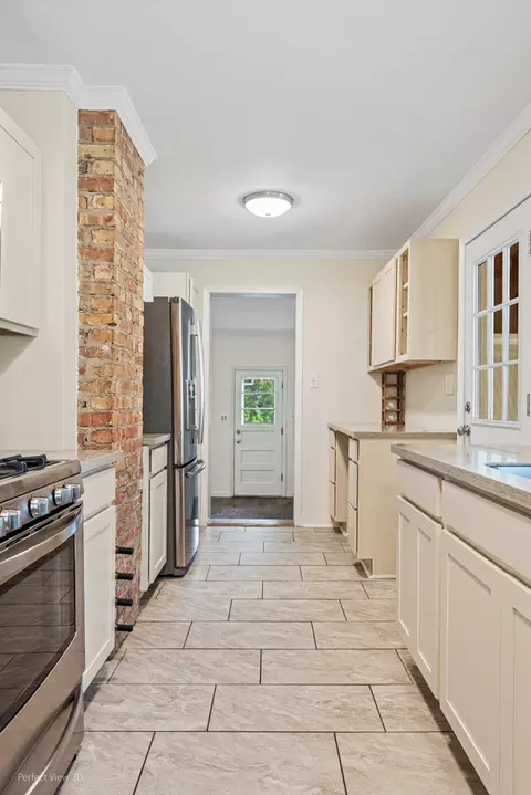 Kitchen - 1922 E Willow Ave, Wheaton, IL 60187 photo 2 of 3