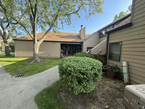 3373 Beacon St #8, North Chicago, IL 60064