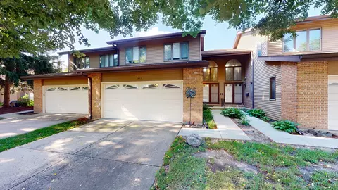 1445 N Picadilly Cir, Mount Prospect, IL 60056