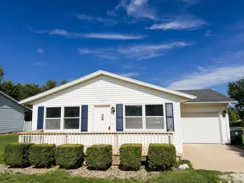 107 Elm Ave, Saint Anne, IL 60964