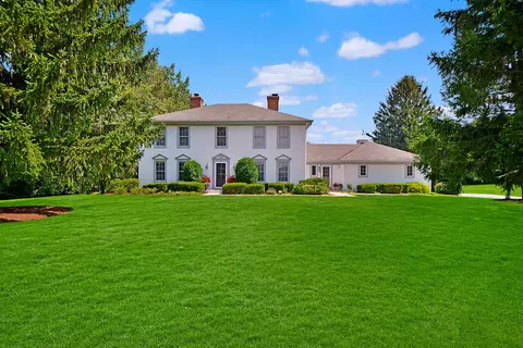 12 Oneida Ln, Hawthorn Woods, IL 60047