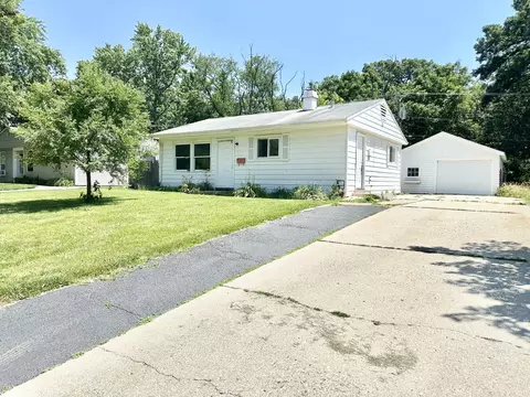 63 Sparrow Rd, Carpentersville, IL 60110