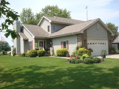 303 N Lake Shore Dr, Cissna Park, IL 60924