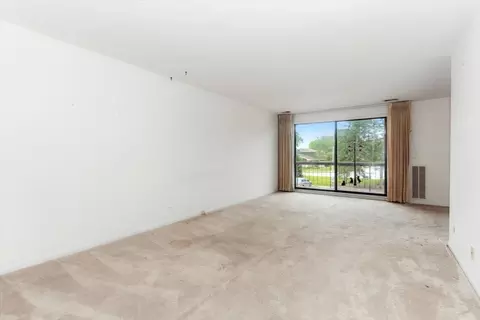 Living - 1500 Harbour Dr #2R, Wheeling, IL 60090 photo 2 of 4