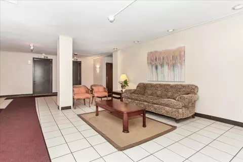 Living - 1500 Harbour Dr #2R, Wheeling, IL 60090 photo 4 of 4