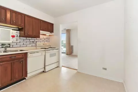 Kitchen - 1500 Harbour Dr #2R, Wheeling, IL 60090 photo 2 of 2