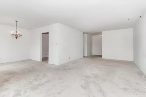 Living - 1500 Harbour Dr #2R, Wheeling, IL 60090 photo 3 of 4
